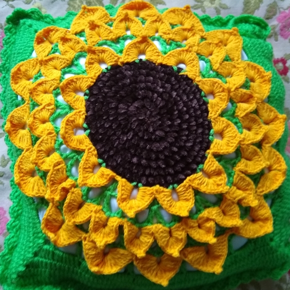 Sunflower accent pillows 🌻🌻🌻 handmade crochet - Picture 7 of 7